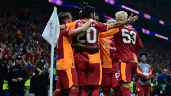 İngiliz medyası, Aslan'ın unutulmaz zaferini manşetlerine taşıdı.