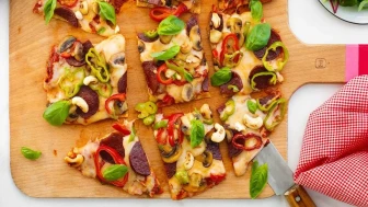 Artık hamur açma derdi yok! Yepyeni favori lezzet: Lavaş pizza! Sadece 15 dakikada sofranızda