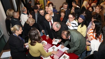 Nilüfer'de şiir eleştirisi alanında verilen prestijli ödüller sahiplerini buldu