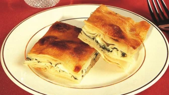 Sadece 3 adet yufka kullanılarak hazırlanan nefis su böreği tarifi! Fırından yayılan mis gibi koku, komşuları bile cezbedecek