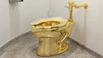 Altından yapılan dünyanın en değerli tuvaleti müzayedede satışa sunuldu!
