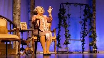 Doğa Dostu Oyun Ağaçlar Ayakta Ölür, AKM'de Tiyatro Severlerle Buluşuyor