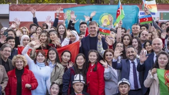 Başkan Tugay, Dünya Türk Dili Ailesi Günü'nü Öğrencilerle Bir Araya Gelerek Kutladı