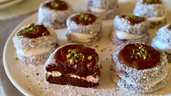 Evde yapılan en sevilen tatlılardan biri olan imam sarığı tatlısı, beş çaylarınızın vazgeçilmezi olmaya aday! Bu lezzetli tatlıyı yaparken kullanabileceğiniz püf noktalarıyla birlikte, evde kolayca hazırlayabileceğiniz tarifi sizler için derledik.