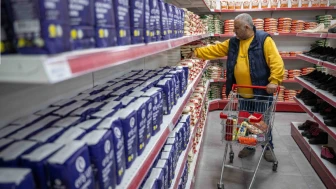 Bornova Belediyesi, vatandaşları sevindirecek bir adım atarak Kent Market kartlarına ek kredi desteği sağlıyor