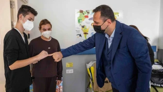 Bornova Belediye Başkanı, Ege Üniversitesi'nde çocukları ziyaret ederek yeni yıl umudu paylaştı