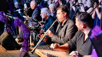 Burhaniye'de düzenlenen müzik etkinliği toplumsal dayanışmayı güçlendirdi