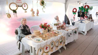 Yılbaşı Temalı Kadın Emeği Pazarı, Adana'nın Büyükşehir Bölgesinde Ziyaretçilerini Bekliyor