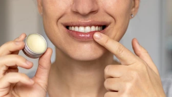 Kışın Dudakları Nemlendirmenin Doğal Formülü Keşfedildi: Artık Dudaklarınız Pamuk Gibi Yumuşak Kalacak!