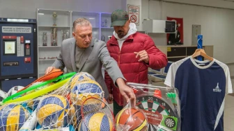 İzmir'de Spor Okulları Yaygınlaşıyor: 2025'te 1550 Okula Spor Malzemesi Yardımı Yapıldı