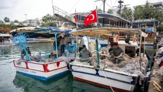 Mersin Büyükşehir Belediyesi, küçük ölçekli balıkçıları desteklemeye devam ediyor: Toplamda 772 balıkçıya malzeme yardımı yapıldı