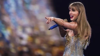 Ünlü şarkıcı Taylor Swift, yardımseverliğini bir kez daha gösterdi ve 1 milyon dolarlık bağışta bulundu