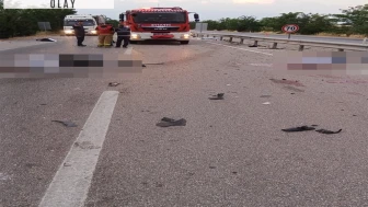 Emniyet şeridindeki TIR'a otomobil çarptı: 4 ölü