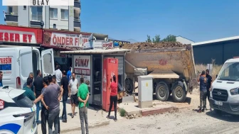 Hafriyat kamyonunun iş yerlerine çarptığı kaza kamerada