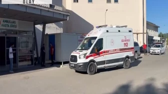 Kaldırıma çıkan cip, bankanın güvenlik görevlisine çaptı; kaza kamerada
