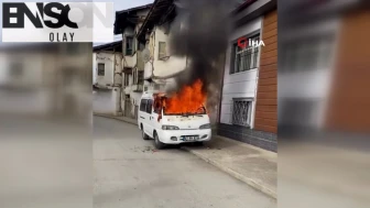 Yanan minibüs alev topuna döndü
