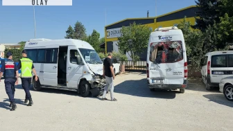 İşçi sevris minibüsleri çarpıştı; 8 yaralı