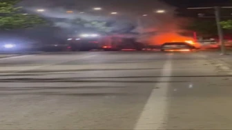 Elazığ'da motor kısmından alev alan otomobil itfaiye müdahalesiyle kurtarıldı. Araç kullanılamaz hale geldi.