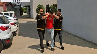Balkon kapısından girdiği evdeki gardıroptan 250 bin liralık altın ve para çaldı