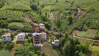 Trabzon'da şiddetli yağışlar heyelana sebep oldu, 3 ev hasar gördü