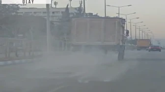 Hafriyat kamyonu trafikte kum saçarak ilerledi