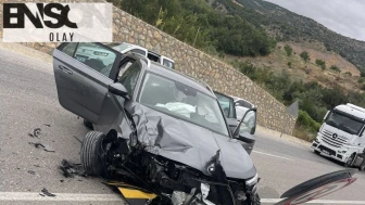 Bariyerlere çarpan otomobildeki 8 kişi yaralandı