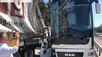 TEM’de TIR ve otobüs çarpıştı; 1’i ağır, 3 yaralı
