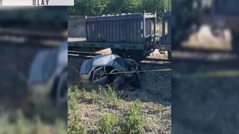 Malatya'da yük treni otomobile çarptı: 5 yaralı