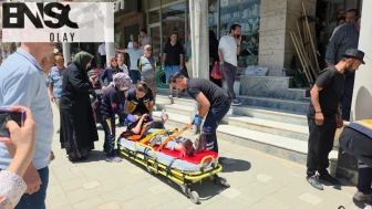 Fren yerine gaza bastığı otomobil, yayalara çarptı; gözyaşlarını tutamadı