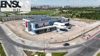 Kayseri'de uçağı andıran mimarisiyle dikkati çeken uzay ve havacılık lisesi tanıtıldı