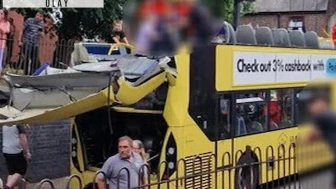 Otobüs köprüye çarptı, çatısını rende gibi alıp götürdü