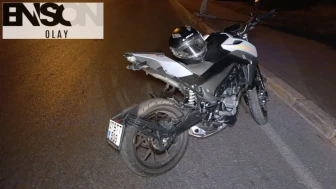 Motosiklet refüje çıktı, sürücü kazadan yaralı kurtuldu