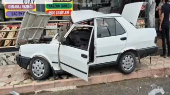 Kazada savrulan otomobil, 2 araç ve iş yerinin duvarına çarparak durabildi