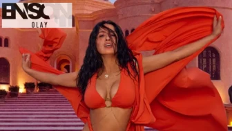 Salma Hayek beyaz bikinisiyle poz verdi! Yorum yağdı: 58 yaşında olduğuna inanamıyorum
