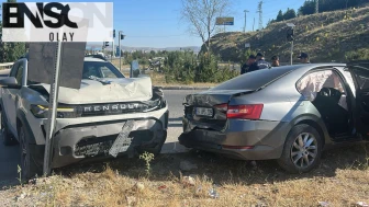 Sivas'ta iki otomobilin çarpıştığı kazada 5 kişi yaralandı
