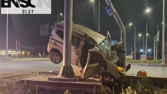 Kayseri'de hafif ticari araç, elektrik direğine çarptı: 7 yaralı