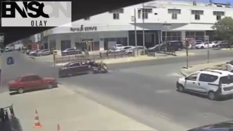 Otomobil ve motosiklet çarpıştı! O anlar kamerada