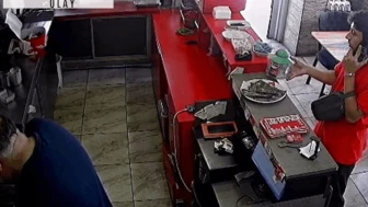 Dükkandaki sadaka kutusunu çalan hırsız kamerada
