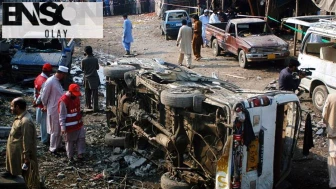Pakistan'da araca bombalı saldırı: Ölüler ve yaralılar var