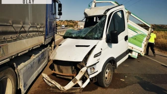Bursa'da, TIR ve kamyonet çarpıştı: 1 yaralı