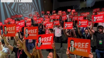 Paris'te“Free İmamoğlu” dövizleri