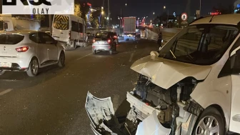 Servis minibüsü, sağ şeritte duran araca çarptı: 2 yaralı