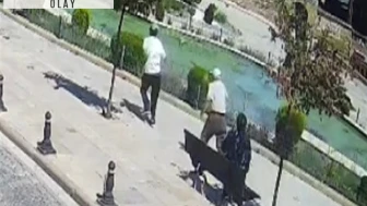 Telefon dolandırıcısı, parkta buluştuğu kadının parasını alıp kaçtı: o anlar kamerada