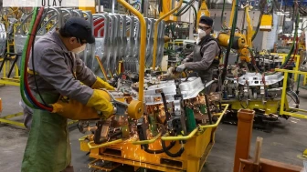 Ford Otosan 4 fabrikada üretime ara veriyor