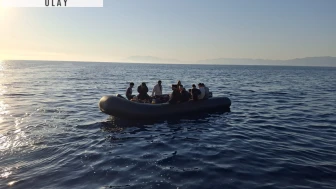 Denizde sürüklenen düzensiz göçmenler kurtarıldı