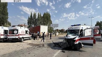 Ankara'da ambulans ile TIR çarpıştı! Yaralılar var