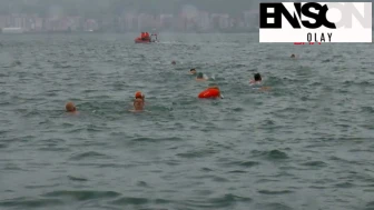 Dalgalı denizde şehitler anısına kulaç attılar