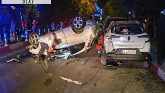 Otomobil refüje, ardından da park halindeki araca çarptı: 2’si ağır, 5 yaralı