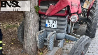 Ağaca çarpan traktörün sürücüsü öldü