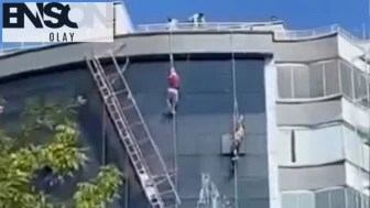İki işçinin üzerinde çalıştığı iskelenin asma halatı koptu! Dakikalarca havada asılı kaldılar